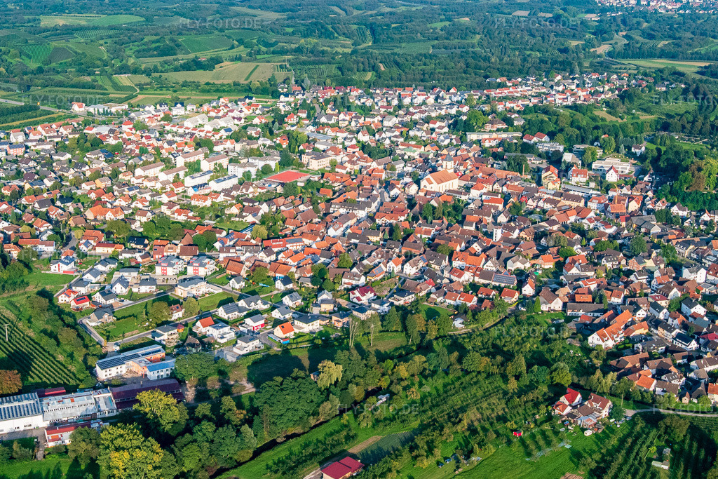 Luftbild: Ortsansicht von Westen in Renchen im Bundesland Baden-Württemberg in Deutschland. Foto: P1010086.jpg vom 15.09.2014 durch Werner Riehm/FLY-FOTO.deAuflösung des Originals: 5359 x 3573 px
