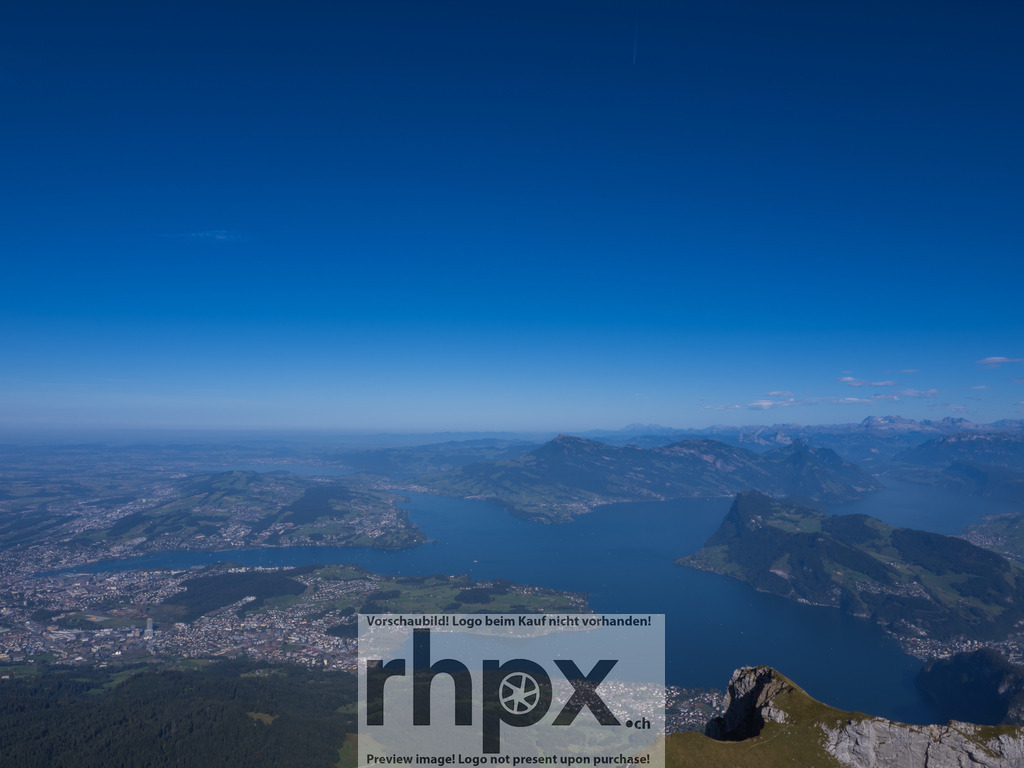 Vierwaldstättersee von oben / Lake Lucerne from Above | Ein klarer Tag über Luzern – vom Pilatus aus eröffnet sich der Blick über den Vierwaldstättersee, eingerahmt von den Gipfeln der Zentralschweiz. Die Weite, das Licht und die Tiefe machen diesen Moment einzigartig. - Realisiert mit Pictrs.com