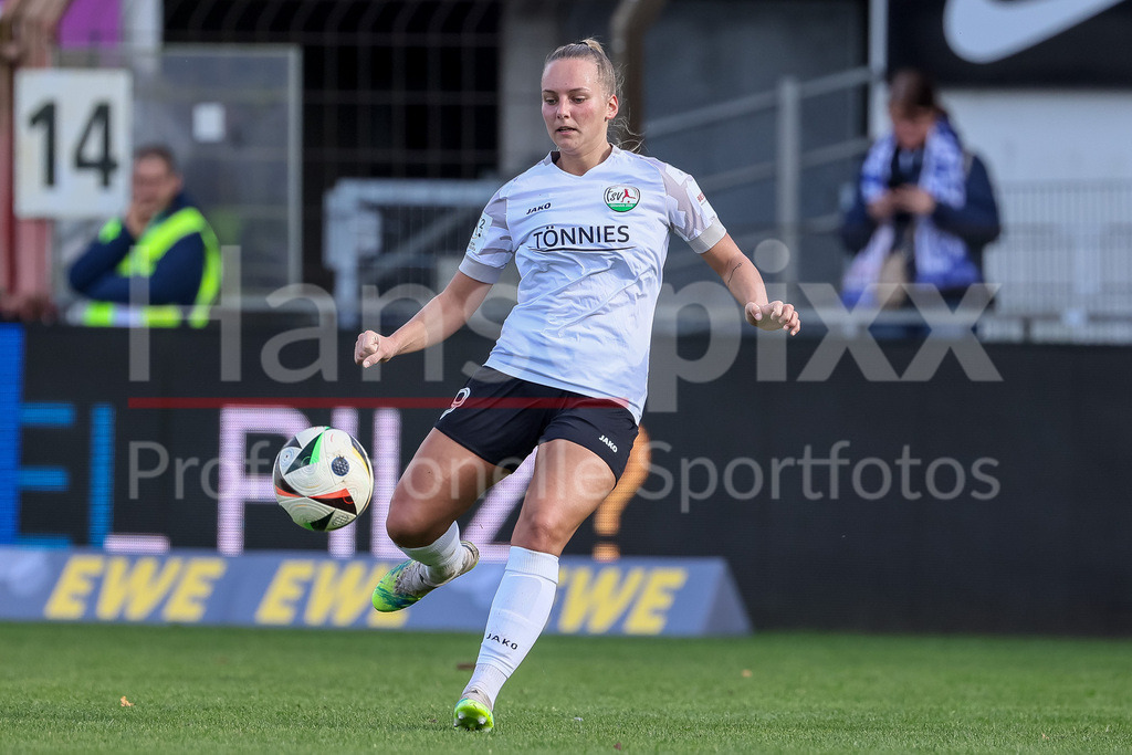 Fussball, 2. Frauen-Bundesliga, SV Meppen - FSV Gütersloh 2009 | v.li.: Celina Baum (FSV Gütersloh 2009, 9) am Ball, Freisteller, Einzelbild, Ganzkörper, Aktion, Action, Spielszene, DIE DFB-RICHTLINIEN UNTERSAGEN JEGLICHE NUTZUNG VON FOTOS ALS SEQUENZBILDER UND/ODER VIDEOÄHNLICHE FOTOSTRECKEN. DFB REGULATIONS PROHIBIT ANY USE OF PHOTOGRAPHS AS IMAGE SEQUENCES AND/OR QUASI-VIDEO.
