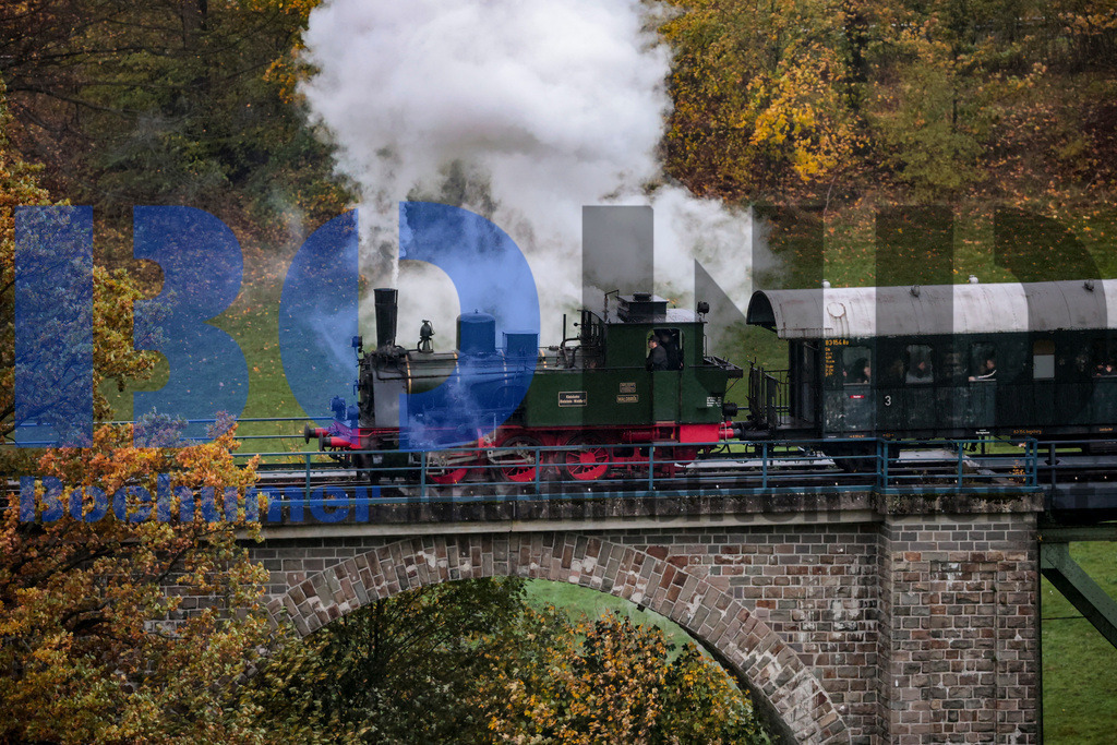  04.11.2023 - 
 | Sebastian Sendlak / Bochumer Nachrichtendienst (BOND) - Dampflok Waldbroel auf der Volmetalbahn - Realisiert mit Pictrs.com