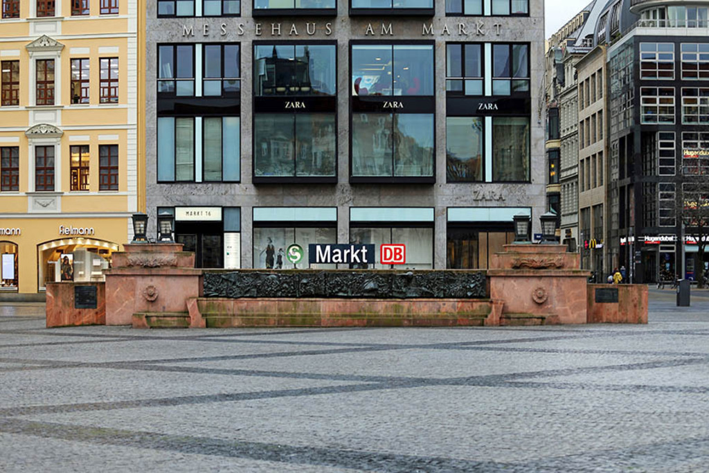 Foto: Leipzig - Gedenkrelief Markt | Das Team hinter BILDLEXIKON LEIPZIG bündelt historische wie aktuelle Informationen über die Stadt Leipzig in Text und Bild auf einer Plattform und stellt diese der interessierten Öffentlichkeit zur Verfügung.