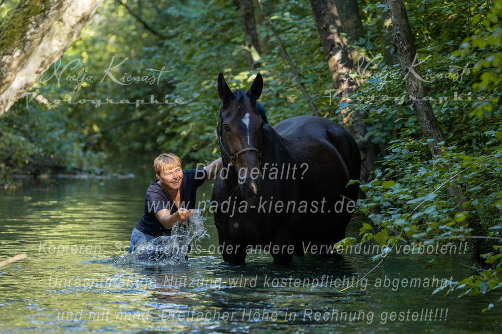 Auswahl_Photographie_Nadja_Kienast__IE_8800-Verbessert-RR | Ich biete Ihnen einzigartige und individuelle Fotoshootings mit Ihren Tieren.
In individuellen Coachings lernen Sie, wie sie von Ihrem Pferd, Ihrer Katze, Ihrem Hund oder einfach Ihrem persönlichen Lieblingstier eindrucksvolle Fotos machen können.