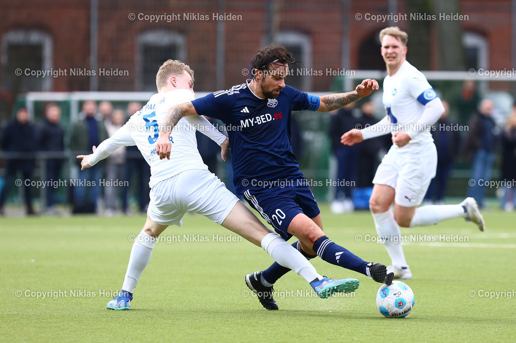 NH_USCPaloma_TuSDassendorf_OberligaHamburg_23022025 | #5 Tom Burmeister (USC Paloma), #20 Martin Harnik (TuS Dassendorf)Fußball I Herren I Gamesright Oberliga Hamburg I Saison 2024-2025 I  24. Spieltag I USC Paloma - TuS Dassendorf I 23.02.2025 I Jonny-Rehbein-Sportplatz