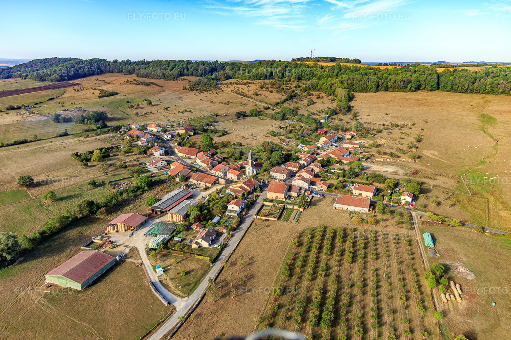 Vue aérienne: Vue de la ville depuis l'est à Grimonviller dans le département Meurthe et Moselle, France – .Photo: IMG_118514.jpg prise le 16/09/2019 par Werner Riehm/FLY-FOTO.eu – Résolution de l'original: 5472 x 3648 px