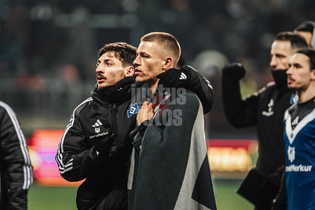 Fußball | Männer | Saison 2025/2026  | Fußball-Bundesliga | 19. Spieltag | FC St. Pauli vs. Hamburger SV | 23.01.2026 | v.l. Giorgi Gocholeishvili (#16, HSV) und Miro Muheim (#28, HSV) nach dem Abpfiff Trösten sich