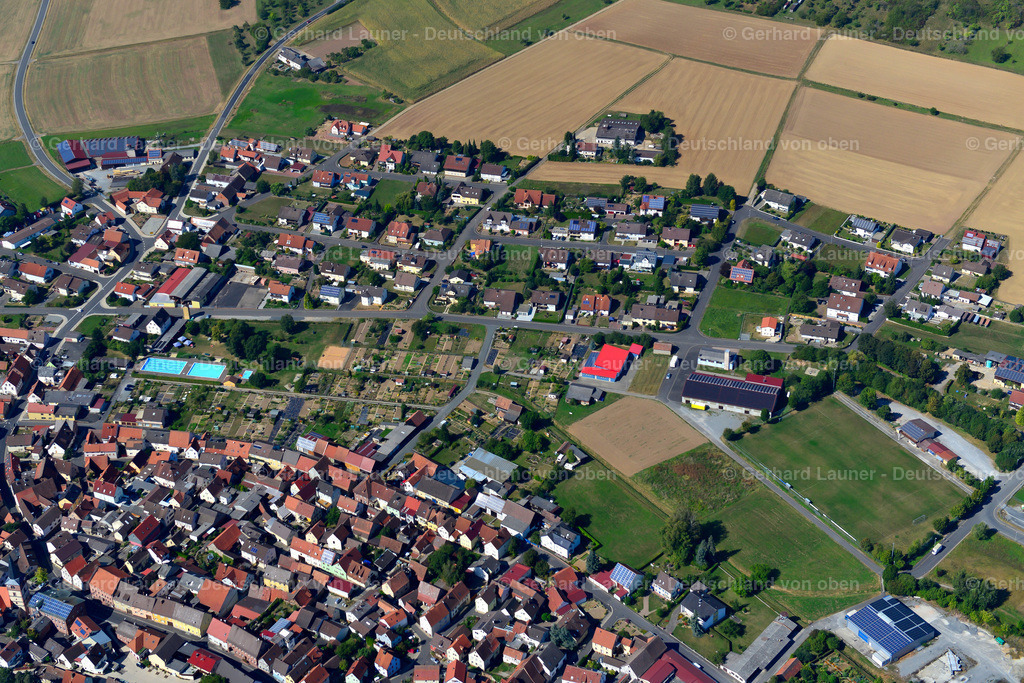 3650596 | NEUBRUNN 13.09.2016 Wohngebiet einer Einfamilienhaus- Siedlung am Rande von landwirtschaftlichen Feldern in Neubrunn im Bundesland Bayern, Deutschland // Single-family residential area of settlement on the edge of agricultural fields in Neubrunn in the state Bavaria, Germany Foto: Gerhard Launer
