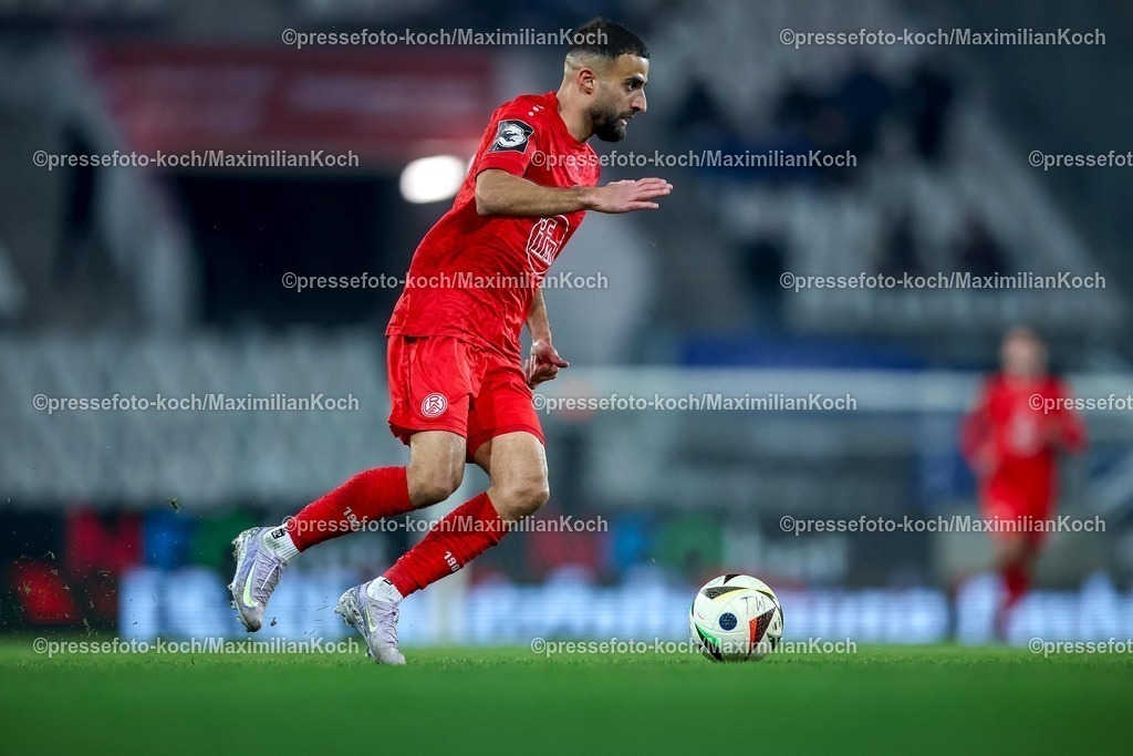 RWE09032501072 | 2025.03.09, Fußball, 3.Liga, Rot-Weiss Essen - SV Waldhof Mannheim, Stadion Hafenstraße, Saison 2024 2025: Ramien Safi (RWE #11)DFB regulations prohibit any use of photographs as image sequences and or quasi-video.