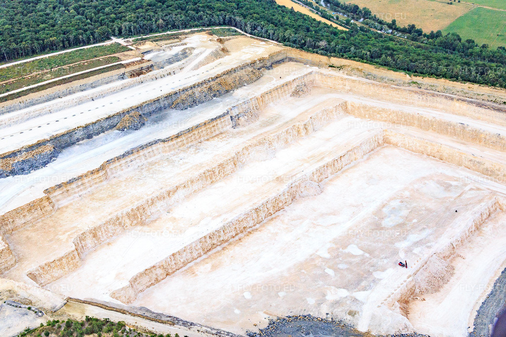 Vue aérienne: Carrière de Pagny et Carrière du Revoi | Groupe Humens à Pagny-sur-Meuse dans le département Meuse, France – .Photo: IMG_083536.jpg prise le 13/07/2015 par Werner Riehm/FLY-FOTO.eu – Résolution de l'original: 5472 x 3648 px – Usine Novacarb - Producteur Bicarbonate, Carbonate de sodium