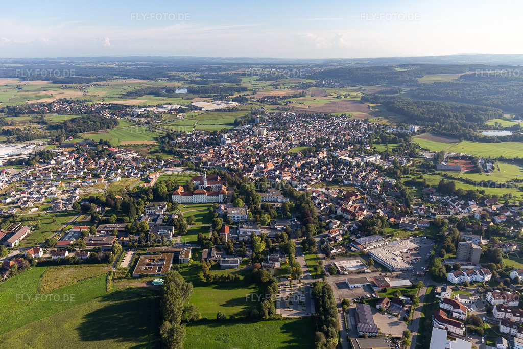 Luftbild: Stadtansicht vom Innenstadtbereich mit dem Stadtrand angrenzend an landwirtschaftliche Feldern im Ortsteil Roppertsweiler in Bad Schussenried im Bundesland Baden-Württemberg in Deutschland. Foto: IMG_128843.jpg vom 03.09.2021 durch Werner Riehm/FLY-FOTO.de