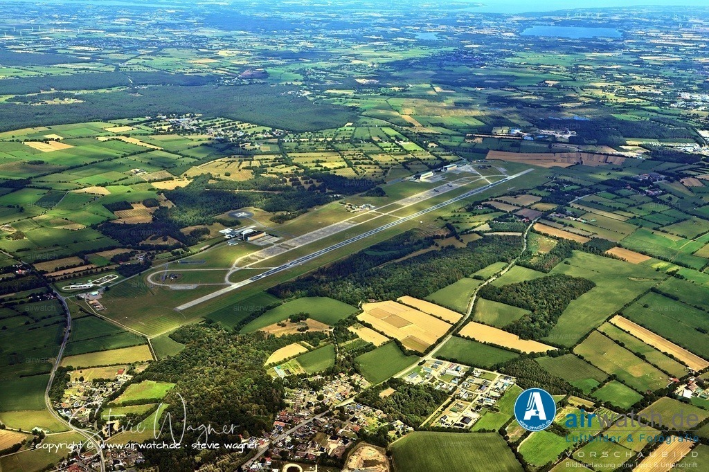 Luftbild Fliegerhorst Hohn - Die GFD GmbH hat ihren Sitz in Hohn und fliegt dort ebenfalls. | Zudem betreibt die Gesellschaft für Flugzieldarstellung (GFD) mit Learjet 35/36A regelmäßig Übungsflüge, um Luftziele zu simulieren. Die GFD GmbH hat ihren Sitz in Hohn und fliegt dort ebenfalls.