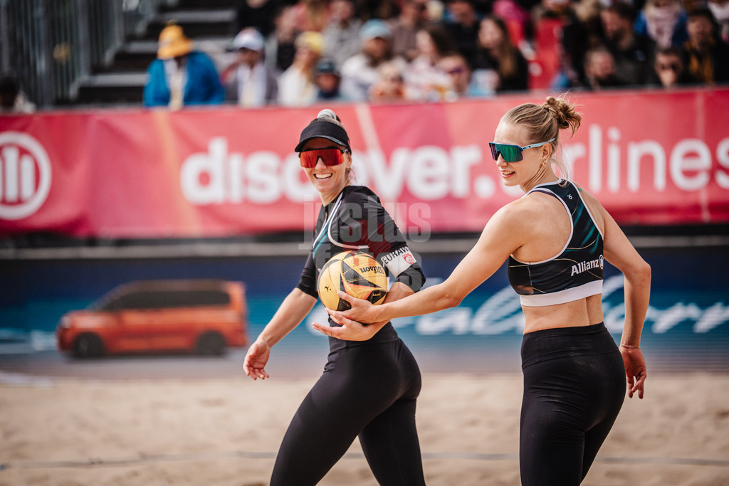 Beachvolleyball | Frauen | Allianz German Beach Tour 2025 | Tourstop Berlin | 23.08.2025 | v.l. Lisa-Sophie Kotzan und Tabea Schwarz freuen sich