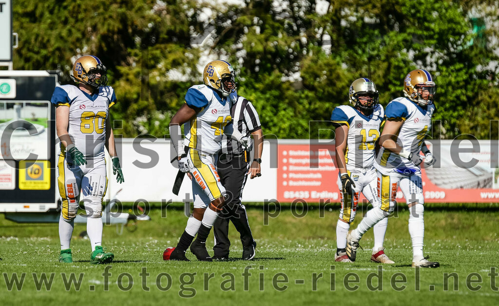 2022-05-14_034_Erding_Bulls_gegen_Munich_Cowboys_2 | Erding, Deutschland, 14.05.2022:
Fußball, Regionalliga 2022, 3. Spieltag, Erding Bulls gegen Munich Cowboys 2, Endergebnis: 20:30

Maximilian Stacke (Erding Bulls, #80), Ferley Witwer (Erding Bulls, #13), Adam Coronado (Erding Bulls, #4)

Foto: Christian Riedel / fotografie-riedel.net