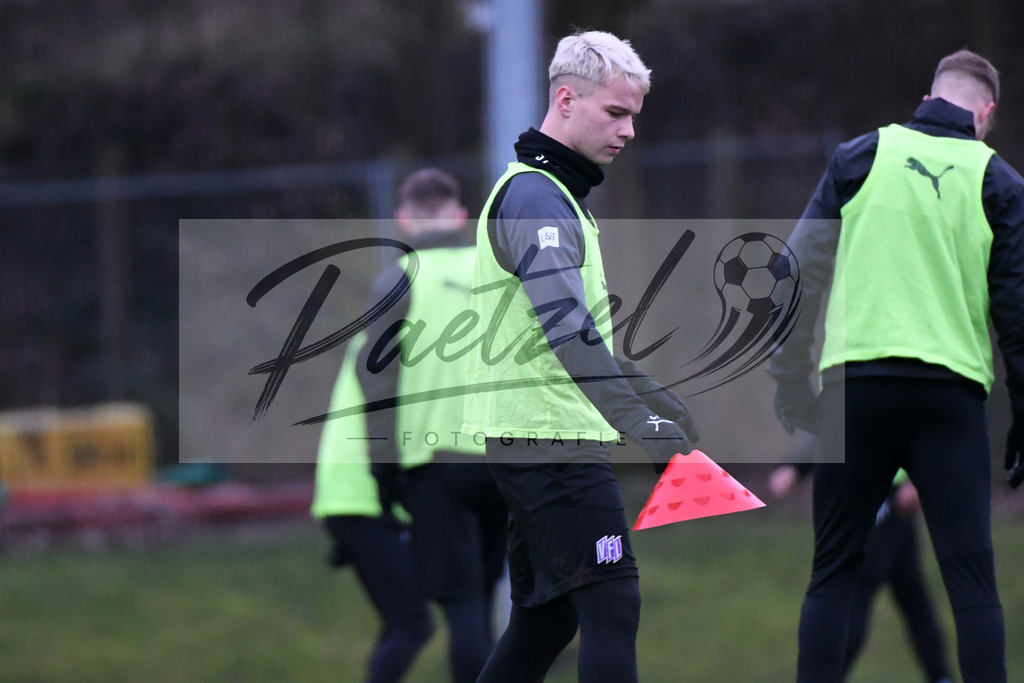 20200220_TRAOSN_0021 | Fussball, Herren: Niklas Schmidt (VfL Osnabrueck) schaut waehrend der Trainingseinheit des VfL Osnabrueck im Sportpark Illoshoehe am 20.02.2020 in Osnabrueck, Deutschland. - Realisiert mit Pictrs.com