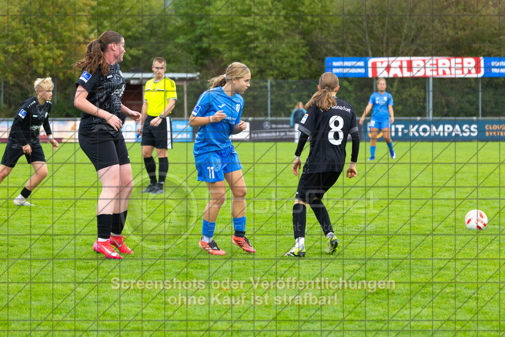 20261010_143931_0777_(c)_by_PhotoPeet | #,1.FC Donzdorf (schwarz) vs. SC Sand (blau), Fußball, EnBW-Oberliga B -Juniorinnen, 05. Spieltag, Saison 2026/2027, Rasenplatz Lautertal Stadion, Süßener Straße 16, 73072 Donzdorf, 10.10.2026 - 14:00 Uhr,Foto: PhotoPeet / Sport- &amp; Eventfotografie / Peter Harich