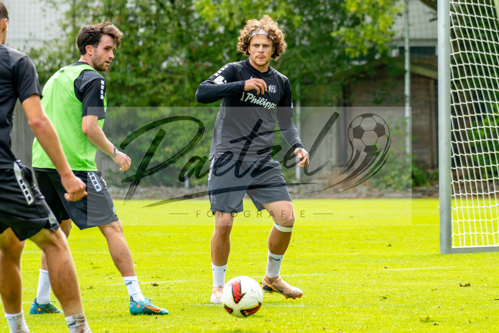 20260909_TRAOSN_0500 | Fußball, Herren: Joel Abu Hanna (VfL Osnabrück) in Aktion, am Ball, Einzelaktion beim Training des VfL Osnabrück am 09.09.2026 im Sportpark Illoshöhe in Osnabrück, Deutschland.(Foto von Nico Paetzel) - Realisiert mit Pictrs.com