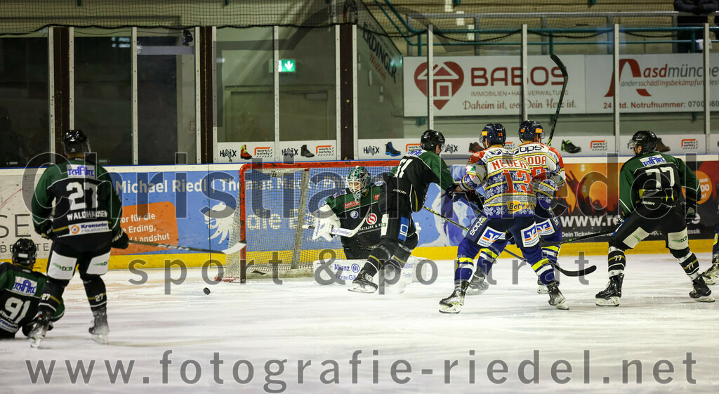 2022-12-09_106_TSV_Erding_gegen_EHC_Waldkraiburg | Erding, Deutschland, 09.12.2022:
Eishockey, Bayernliga 2022 / 2023, 19. Spieltag, TSV Erding gegen EHC Waldkraiburg, Endergebnis: 9:2

Torwart Thomas Hingel (Erding Gladiators, #33), Roni Rukajärvi (Erding Gladiators, #61), Christian Neuert (EHC Waldkraiburg, #13), Jan Loboda (EHC Waldkraiburg, #90), Philipp Michl (Erding Gladiators, #77)

Foto: Christian Riedel / fotografie-riedel.net