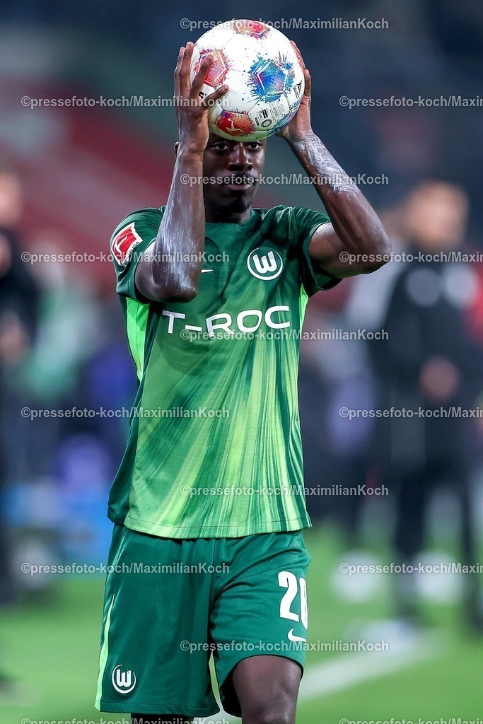 BMG13122502181 | 13.12.2025, Fußball, Borussia Mönchengladbach - VfL Wolfsburg, 1. Fußball Bundesliga, 14.Spieltag, Borussia-Park, Saison 2025 2026: Sael Kumbedi&nbsp;(VfL Wolfsburg #26) beim Einwurf  DFB regulations prohibit any use of photographs as image sequences and or quasi-video.
