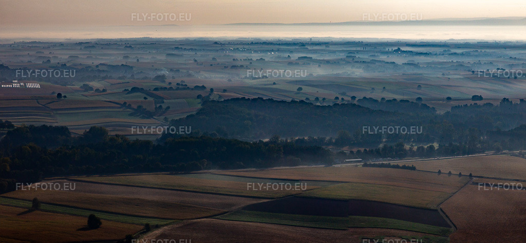 Vue aérienne: Vue de la ville à Ingolsheim dans le département Bas Rhin, France. Photo: IMG_139246-Pano.jpg prise le 01/10/2023 par Werner Riehm/FLY-FOTO.euRésolution de l'original: 8190 x 3780 px