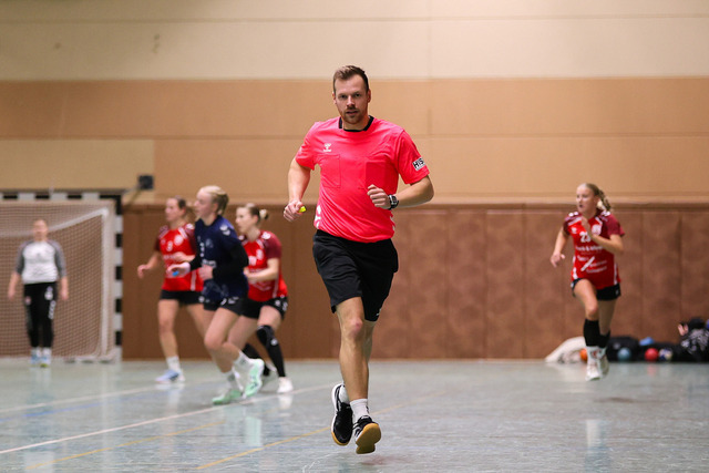 Handball I Damen I Saison 2025-2026 I Verbandsliga Süd I HSG Kalkberg 06 - MTV Dänischenhagen I 14.12.2025.39 | Steffen Lembrecht (Schiedsrichter) - Realisiert mit Pictrs.com
