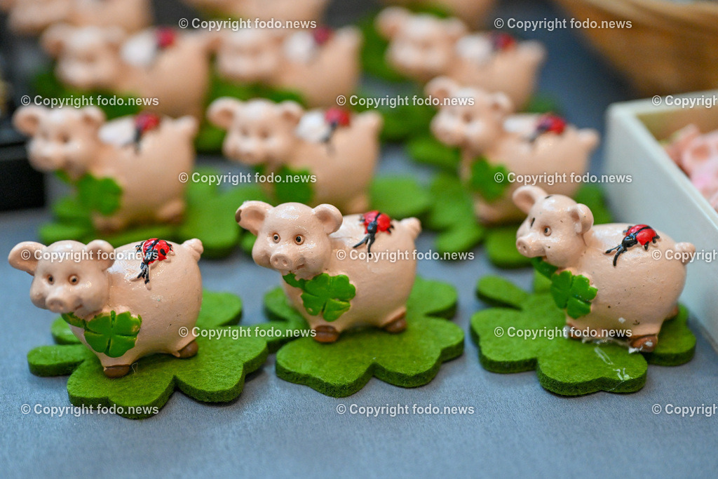 Gluecksbringer_ 27.12.2023-12 | 27.12.2023, Linz, AUT, Linz, im Bild Gluecksbringer, Glücksbringer, Gluecksymbole, Glücksymbole, Neujahr, Schwein, Rauchfangkehrer, Silvester, Jahreswechsel, Deko, Dekoration, Festlichkeit, Glückwunsch, Jahresbeginn, Party, Glück, Tradition, Figur