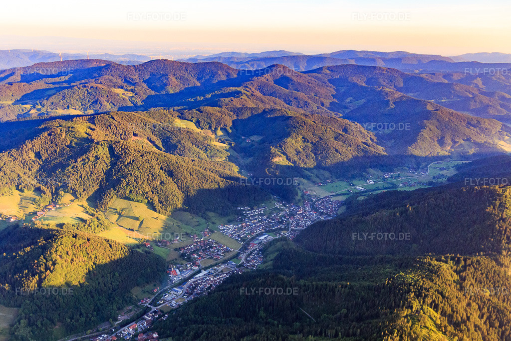 Luftbild: Ortsansicht von Nordosten in Hausach im Bundesland Baden-Württemberg in Deutschland. Foto: IMG_114881.jpg vom 01.06.2019 durch Werner Riehm/FLY-FOTO.de