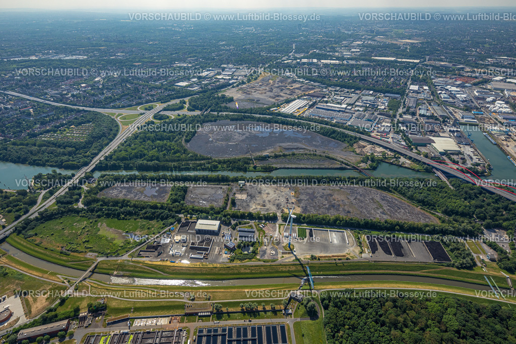 Bottrop220501980 | Luftbild, Hafen Bottrop, Kohlenlager am Rhein-Herne-Kanal mit Windrad, Sturmshof, an der Stadtgrenze Essen-Nord, Autobahn A42 mit Autobahnkreuz Essen-Nord, Welheim, Bottrop, Ruhrgebiet, Nordrhein-Westfalen, Deutschland