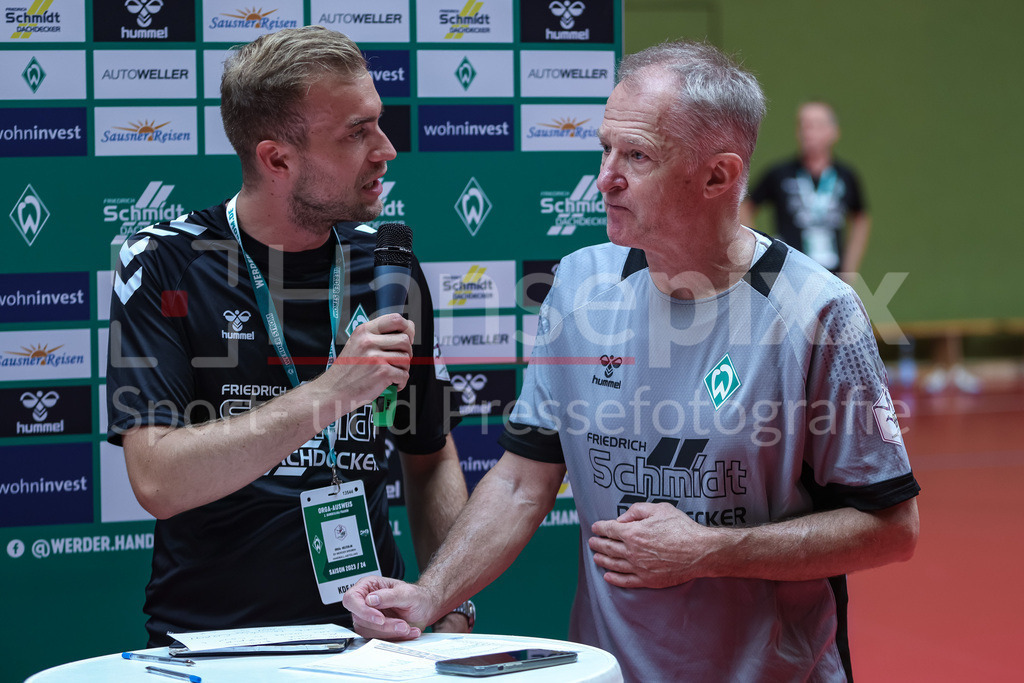 Handball, DHB-Pokal Frauen, SV Werder Bremen - VfL Oldenburg | v.li.: Matthias Hoppe (Hallensprecher, SV Werder Bremen) und Radek Lewicki (Radoslaw, Co-Trainer, SV Werder Bremen) während der Pressekonferenz nach dem Spiel