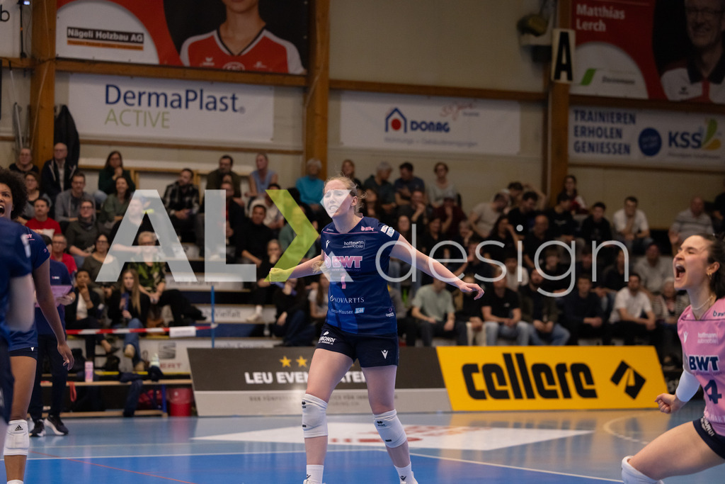 Volleyball I Frauen I Saison 2025-2026 I Volleyball NLA | Women I 1/2 Finals I  VC Kanti Schaffhausen - Sm'Aesch Pfeffingen I 18.03.2026 | 1 Jody Larson (USA) (Sm'Aesch Pfeffingen) – Außenangriff - Realisiert mit Pictrs.com