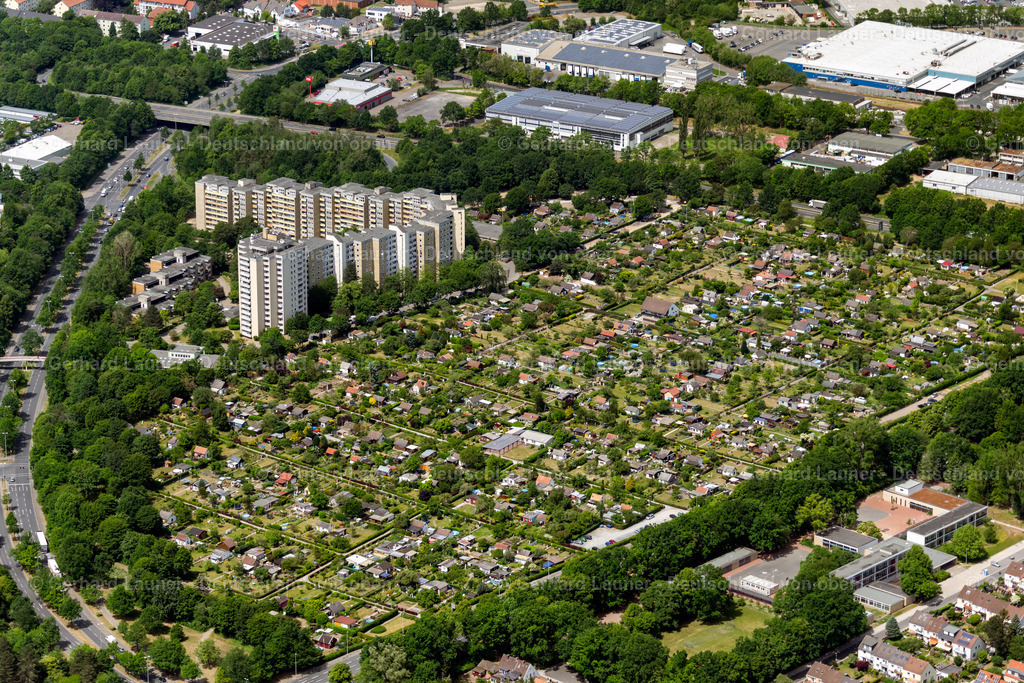 4030690 | HANNOVER 02.06.2020 Kleingartenanlagen des Vereins - der Laubenkolonie " Kleingärtner-Verein Rabenhorst-Schorbusch " im Ortsteil Mühlenberg in Hannover im Bundesland Niedersachsen, Deutschland. Weiterführende Informationen bei: Kleingärtnerverein  Rabenhorst-Schorbusch e.V.. // Allotments gardens plots of the association - the garden colony " Kleingaertner-Verein Rabenhorst-Schorbusch " in the district Muehlenberg in Hannover in the state Lower Saxony, Germany. Further information at: Kleingaertnerverein  Rabenhorst-Schorbusch e.V.. Foto: Gerhard Launer