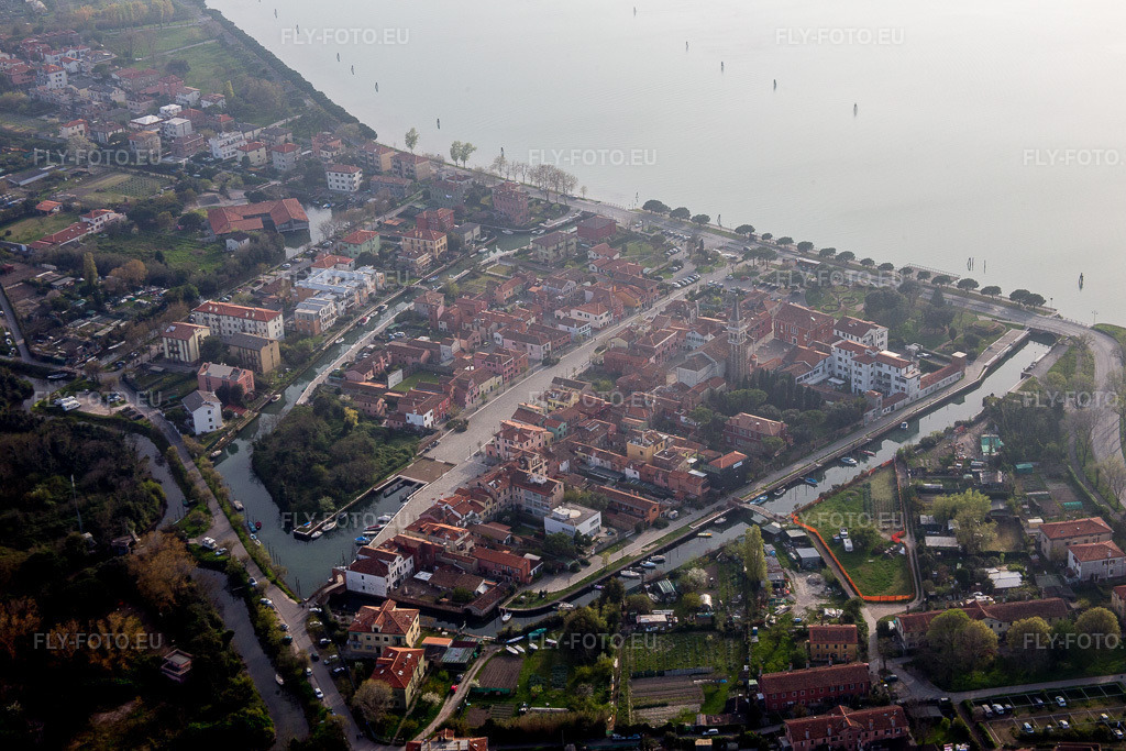 Vue aérienne: Vue de la ville à Malamocco dans le département Vénétie, Italie. Photo: IMG_087527.jpg prise le 06/04/2016 par Werner Riehm/FLY-FOTO.euRésolution de l'original: 5472 x 3648 px