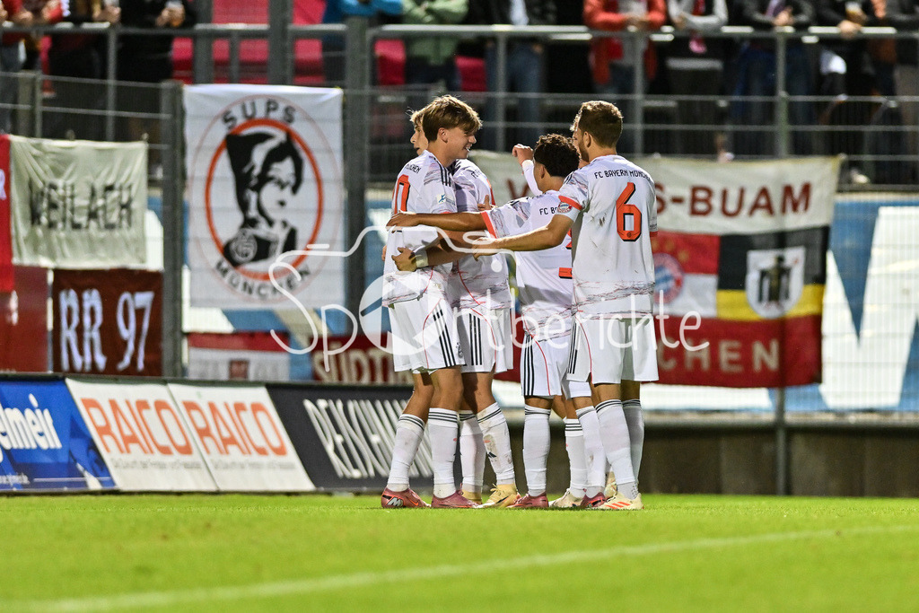 FC Memmingen - FC Bayern Amateure | Jubel nach dem Treffer zum 1-3 durch Anton HEINZ (FC Bayern Muenchen II 9) / Tor / Torschuetze / Freude / Happy / Regionalliga Bayern: FC Memmingen - FC Bayern München II; Arena Memmigen am 29.08.2025