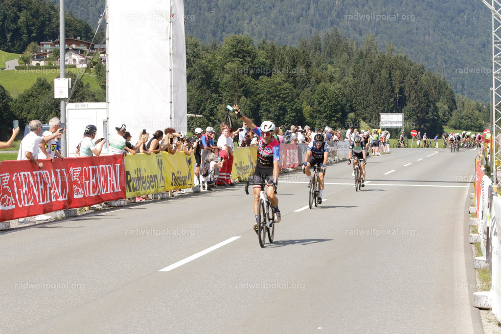 1065_20230817_Bewerb_Maenner_Muehlanger | AUT - OESTERREICH, 2023-08-16: SPORT RENNRAD-FAHREN - 55. INTERNATIONALER RADWELTPOKAL IN ST. JOHANN IN TIROL  - Vintage-Radrennen mit WM-Bronze-Medaillen-Siegerin Christina Schweinberger, den Teilnehmer und Alexander Baumann (vom Orginastions-Team) - TAG 2 BEWERB MAENNER IN SECHS GRUPPEN  ; Foto: Roland Muehlanger