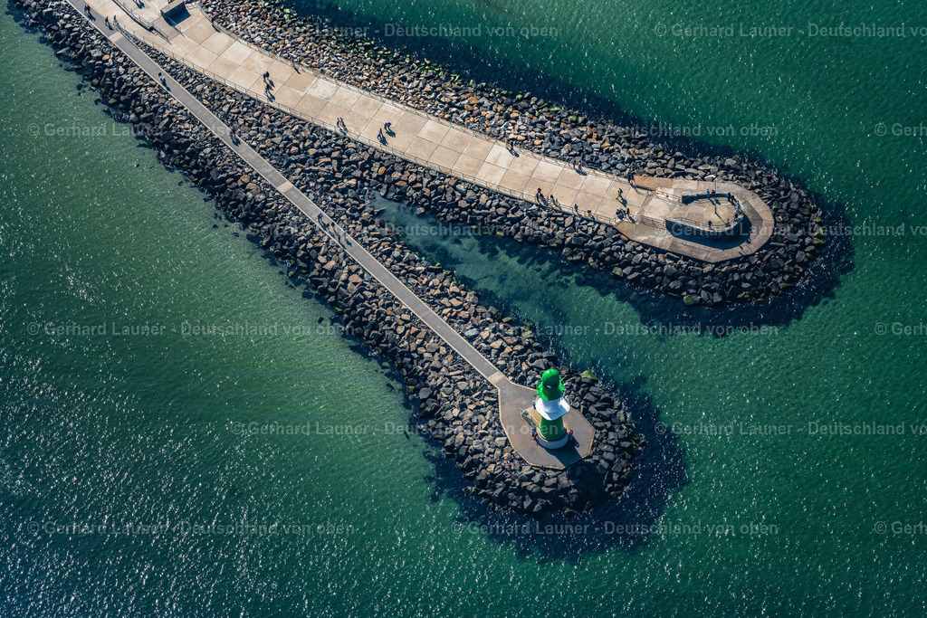 4061965 | Warnemünde 08.09.2021 Leuchtturm als historisches Seefahrtszeichen im Küstenbereich der Ostsee an der Westmole im Ortsteil Warnemünde in Rostock im Bundesland Mecklenburg-Vorpommern, Deutschland. // Lighthouse as a historic seafaring character in the coastal area of Baltic Sea in the district Warnemuende in Rostock in the state Mecklenburg - Western Pomerania, Germany. Foto: Gerhard Launer