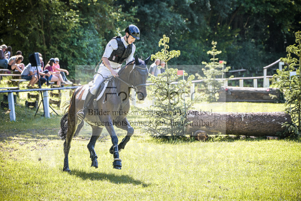 DOS_4920 | Entdecke hochwertige Reitturnierfotos von Foto Oger. Professionell, emotional und authentisch – jetzt Lieblingsmomente im Shop bestellen.Deutschlandweite Turnierfotografie. - Realisiert mit Pictrs.com
