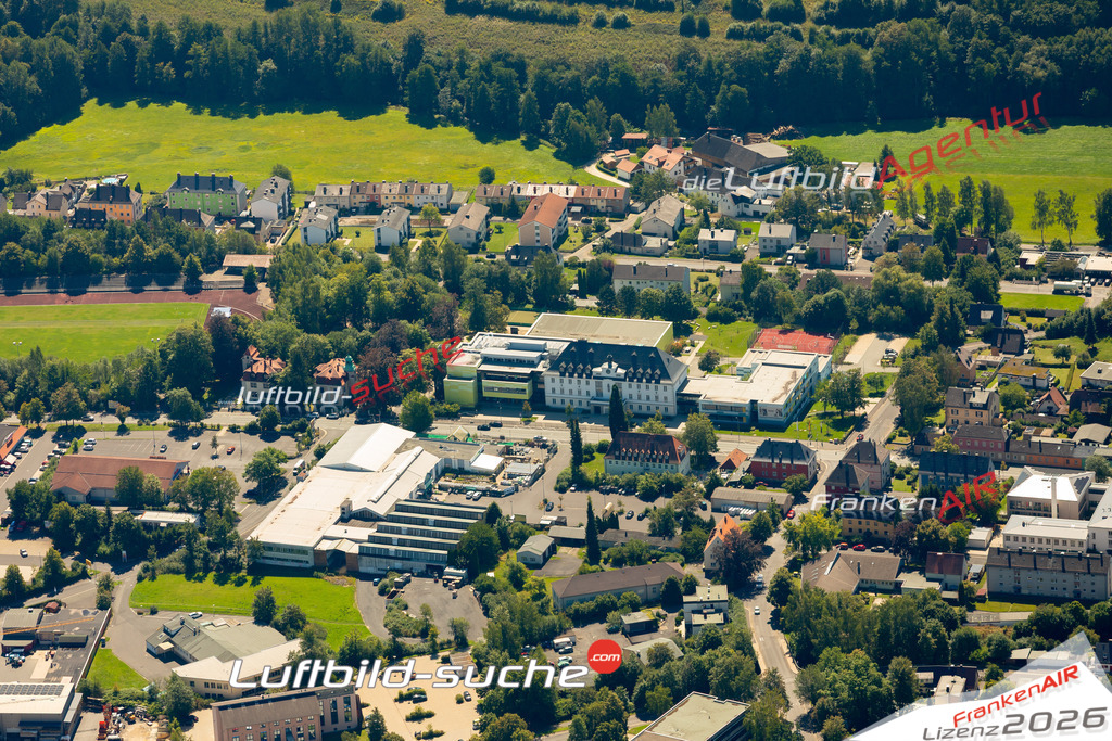Das Luftbild zeigt : Grundschule Wunsiedel - Die Luftaufnahme wurde 2023 vom UL-Flugzeug aus erstellt ( keine Drohne ) - Hochauflösende Luftaufnahme - Für grossformatige Ausdrucke geeignet. Die Geschenkidee !Mit Lizenz und Bildrechte bestellbar