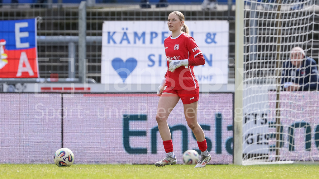 Fussball, 2. Frauen-Bundesliga, SV Meppen - SC Sand | Carla Steenken (Torhüterin, Torhüter, SV Meppen, 30) am Ball, Freisteller, Einzelbild, Ganzkörper, Aktion, Action, Spielszene, DIE DFB-RICHTLINIEN UNTERSAGEN JEGLICHE NUTZUNG VON FOTOS ALS SEQUENZBILDER UND/ODER VIDEOÄHNLICHE FOTOSTRECKEN. DFB REGULATIONS PROHIBIT ANY USE OF PHOTOGRAPHS AS IMAGE SEQUENCES AND/OR QUASI-VIDEO.