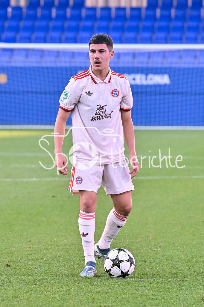FC Barcelona U19 - FC Bayern München U19 | am BAll beim Freistoss Felipe CHAVEZ (FC Bayern U19 #16) / FReisteller / Einzelfoto / UEFA Youth League: FC Barcelona U19 - FC Bayern München U19, Estadi Johan Cruyff am am 23.10.2024