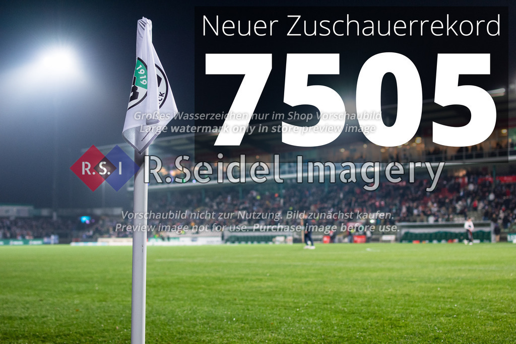 Fußball, Saison 2022/23, Regionalliga Nord, VfB Lübeck - Hamburger SV II, Stadion an der Lohmühle (Lübeck), 25.11.2022, 20. Spieltag | weiße VfB-Eckfahne, im Hintergrund die Sparkassen-Haupttribüne - gut gefüllt zum Zuschauerrekord der Liga