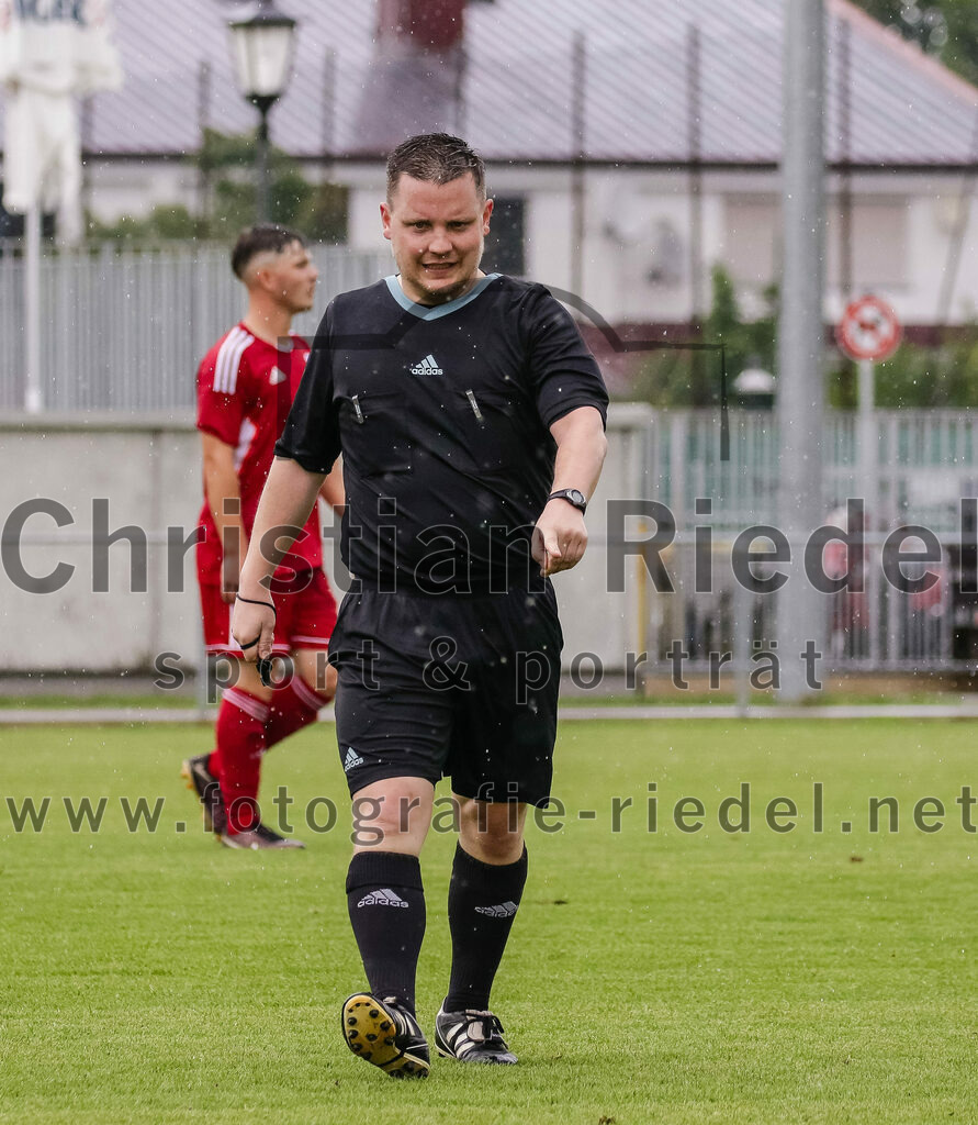 2023-07-29_073_FC_Finsing_gegen_SC_Kirchasch | Finsing, Deutschland, 29.07.2023:
Fußball, Kreisliga 2023 / 2024, 1. Spieltag, FC Finsing gegen SC Kirchasch, Endergebnis: 0:2

Schiedsrichter Gerhard Ferlisch

Foto: Christian Riedel / fotografie-riedel.net