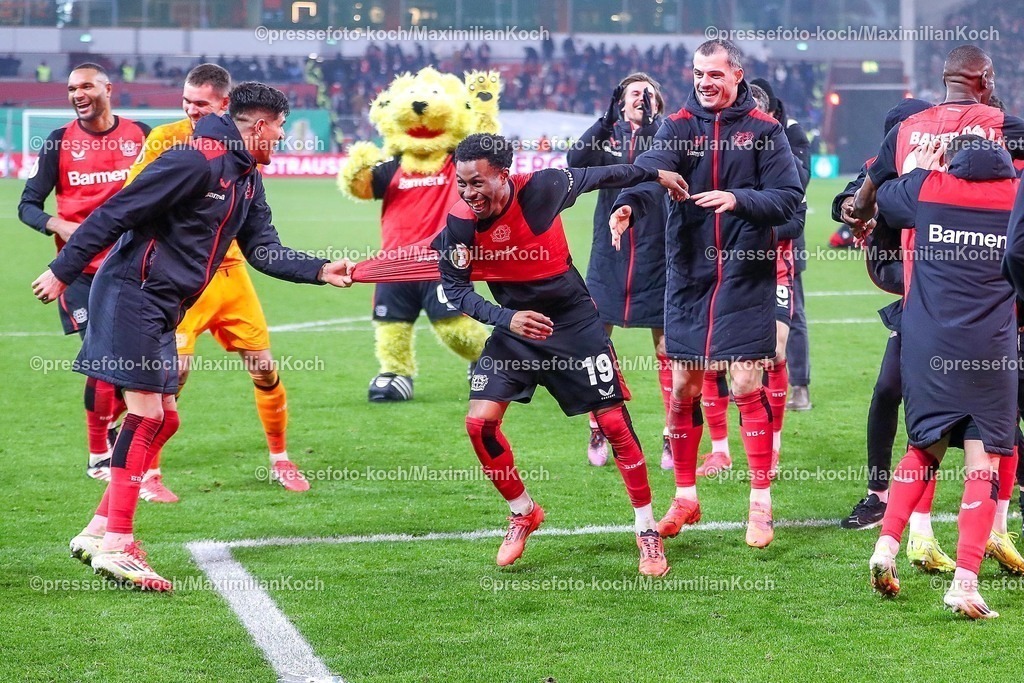 DFB05022501122 | 05.02.2025, Fußball, DFB-Pokal Viertelfinale, Bayer 04 Leverkusen - 1.FC Köln, BayArena, Saison 2024 2025: Bayer04 Feiert den Einzug ins Halbfinale nach einem 3:2 Sieg. Abschlussjubel und Emotionen. Nathan Tella (Bayer04 Leverkusen #19) steht jubelnd tanzend mit der Mannschaft auf dem SpielfeldDFB regulations prohibit any use of photographs as image sequences and or quasi-video.