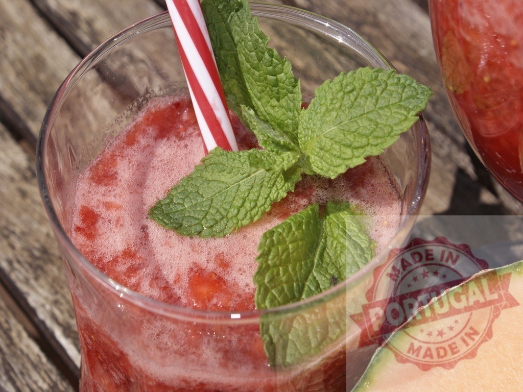 Refreshing melon mint smoothie drink for summer | Melon mint smoothie chilling outdoors on rustic wooden table, healthy summer refreshment - Realisiert mit Pictrs.com