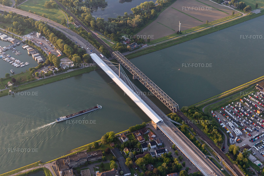 Luftbild: Baustellen zur Sanierung des Fluß - Brückenbauwerk Rheinbrücke Maxau in. im Ortsteil Knielingen in Karlsruhe im Bundesland Baden-Württemberg in Deutschland. Foto: IMG_114313.jpg vom 30.05.2019 durch Werner Riehm/FLY-FOTO.de