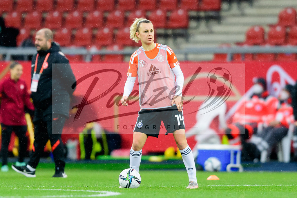 GERTUR20211126_091 | Fussball, Frauen: Lena Lattwein (Germany) in Aktion, am Ball, Einzelaktion bei dem Spiel der WM-Qualifikation zwischen Deutschland und Tuerkei im Eintracht-Stadion am 26.11.2021 in Braunschweig, Deutschland. - Realisiert mit Pictrs.com