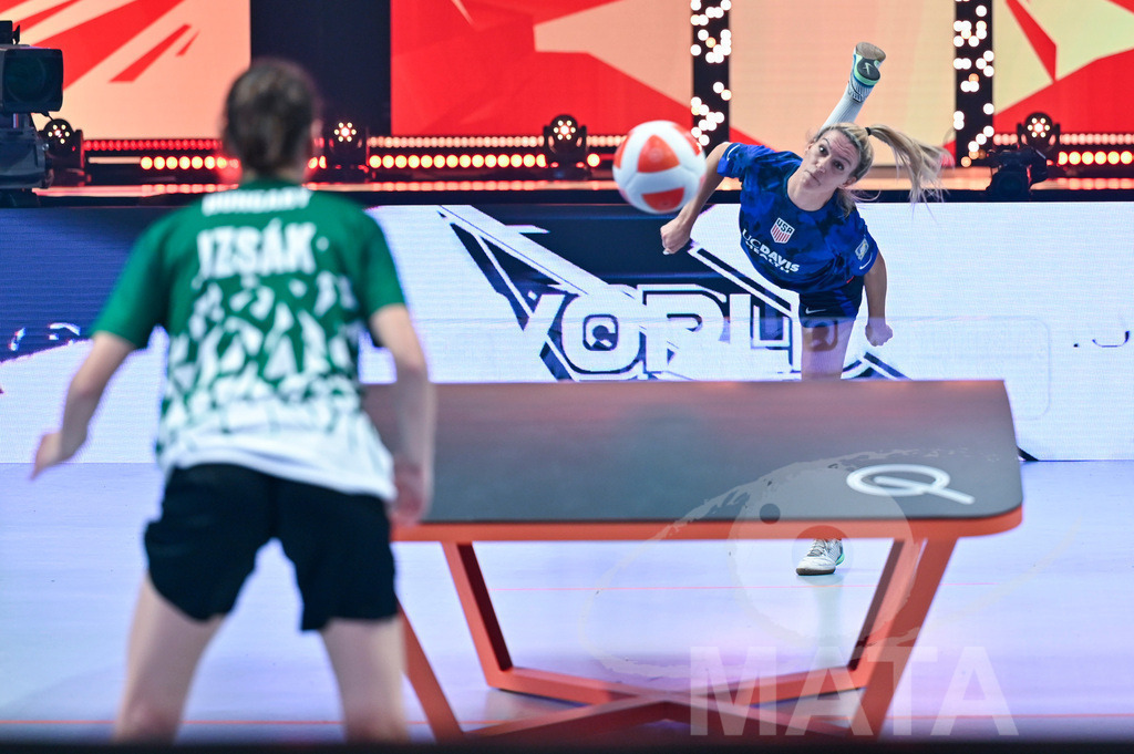 _DWI5963 | Anna Iszak vs Carolyn Greco beim Frauen- Single  Ungarn vs. USA bei der Teqball Weltmeisterschaft 2022 in der Kia Metropole Arena. Nürnberg, 27.11.2022 - Realisiert mit Pictrs.com