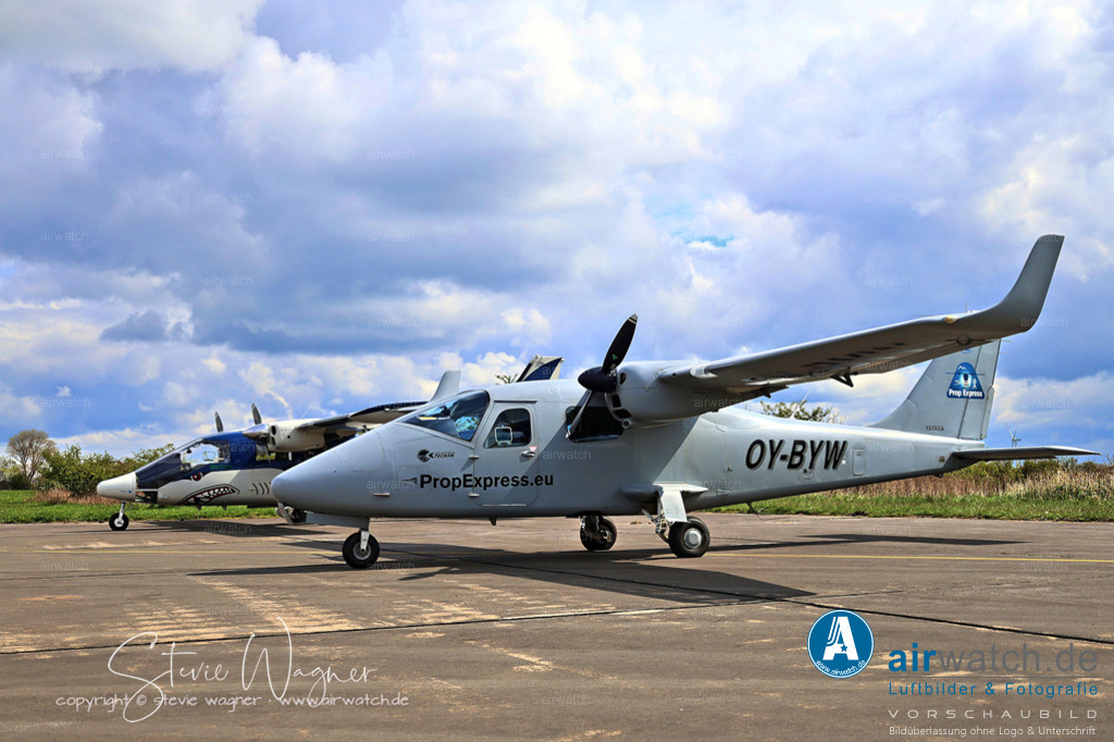 PropExpress - Tecnam P2006T SMP | PropExpress betreibt ein Tecnam P2006T-Multi-Mission-Flugzeug (SMP), das für die Erfassung von Luftdaten stark modifiziert wurde. Dieses Flugzeug ist mit einer großen Luke, Hardpoints für verschiedene Antenneninstallationen, einem unabhängigen Missionsstromversorgungssystem und einem Bedienerschalter ausgestattet. Es ist für den kurzen Start und die Landung (STOL) ausgelegt und kann auf unebenen Landebahnen betrieben werden, sodass es für eine Vielzahl von Missionen geeignet ist.