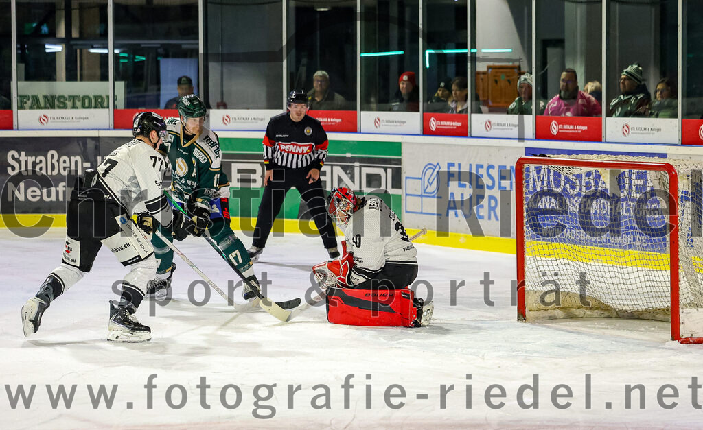 2025-11-25_134_TSV_Erding_gegen_EHF_Passau_Black_Hawks | Erding, Deutschland, 25.11.2025:Eishockey, Oberliga Süd 2025 / 2026, 20. Spieltag, TSV Erding gegen EHF Passau Black Hawks, Endergebnis: 2:3 n.V.Thomas Nuss (EHF Passau Black Hawks, #77), Elia Ostwald (Erding Gladiators, #17), Torwart Janik Engler (EHF Passau Black Hawks, #30)Foto: Christian Riedel / fotografie-riedel.net