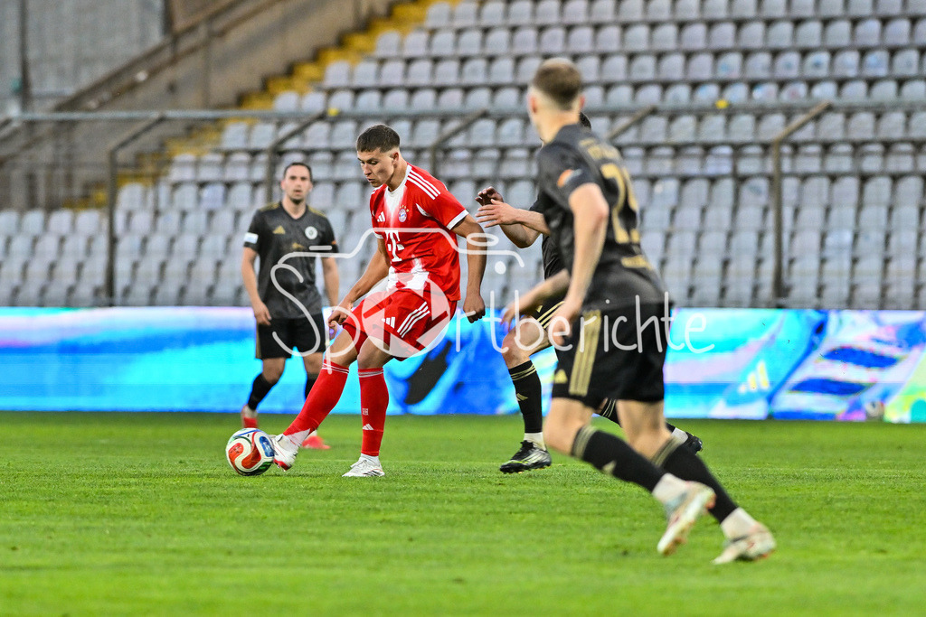 FC Bayern Amateure - SpVgg Ansbach | MUNICH, GERMANY - 17. APRIL: am Ball Robert Edward Jr. DEZIEL (FC Bayern München II 5) während dem Match zwischen den Amateuren des FC Bayern München und der SpVgg Ansbach am 29. Spieltag der Regionalliga Bayern im Grünwalder Stadion