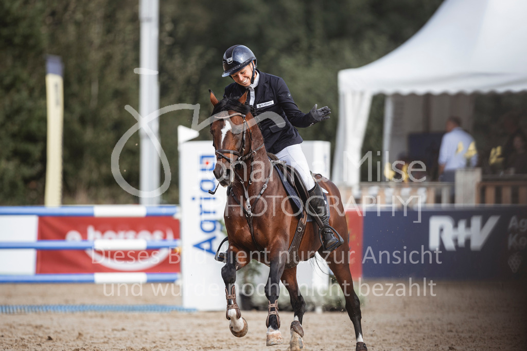 240906_BuCha_Pony-L-6j-251 | Deine schönsten Turniermomente als professionelle Fotos! Entdecke hochwertige Pferdesport-Fotografie im Online-Shop. Jetzt Fotos finden & bestellen!