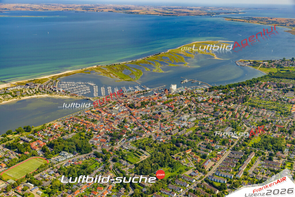 Luftbild der Stadt Heiligenhafen - Die Luftaufnahme wurde 2025 vom UL-Flugzeug heraus erstellt ( keine Drohne ) - Hochauflösende Luftaufnahme - für professionelle Ausdrucke geeignet. Die Geschenkidee !Hier alle&nbsp;Infos zur Lizenzierung der LuftaufnahmeWir fliegen auch dieses Jahr wieder in Ihre Region um Luftbilder zu erstellen.- Luftbild anfragen