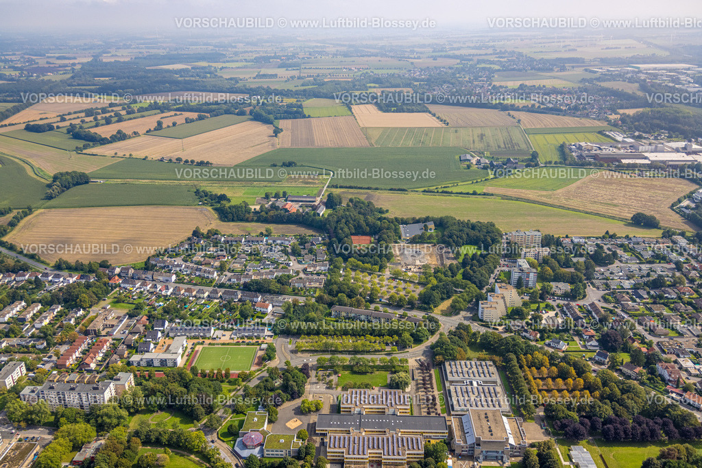 Unna230900961 | Luftbild, Wiesen und Felder mit Fernsicht am Wohngebiet Bergenkamp, Baustelle Abriss und Rückbau der Eishalle neben der Schwimmsporthalle am Bergenkamp, Königsborn, Unna, Ruhrgebiet, Nordrhein-Westfalen, Deutschland